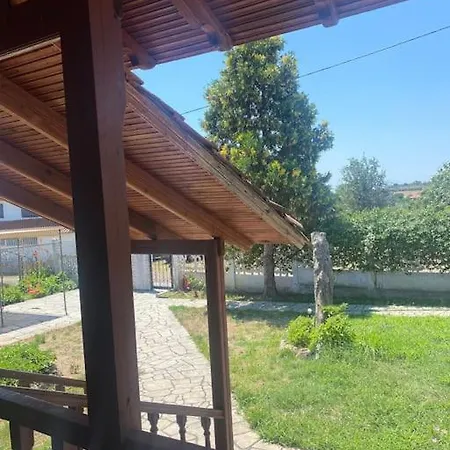 House With Garden Sleeps 6 Casa de Férias Makrygialos