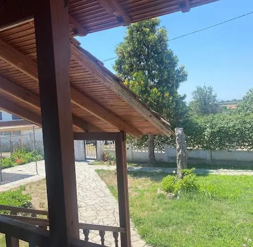 House With Garden Sleeps 6 Casa de Férias Makrygialos